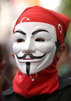 Vatan Bir Bütündur.
Bayraksa Tek!!!