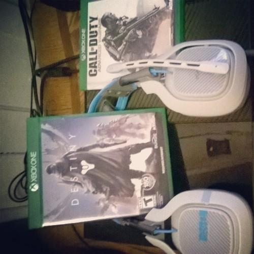 Iam a call of duty player if u want to be in my clan hit me up I play on the the Xbox one