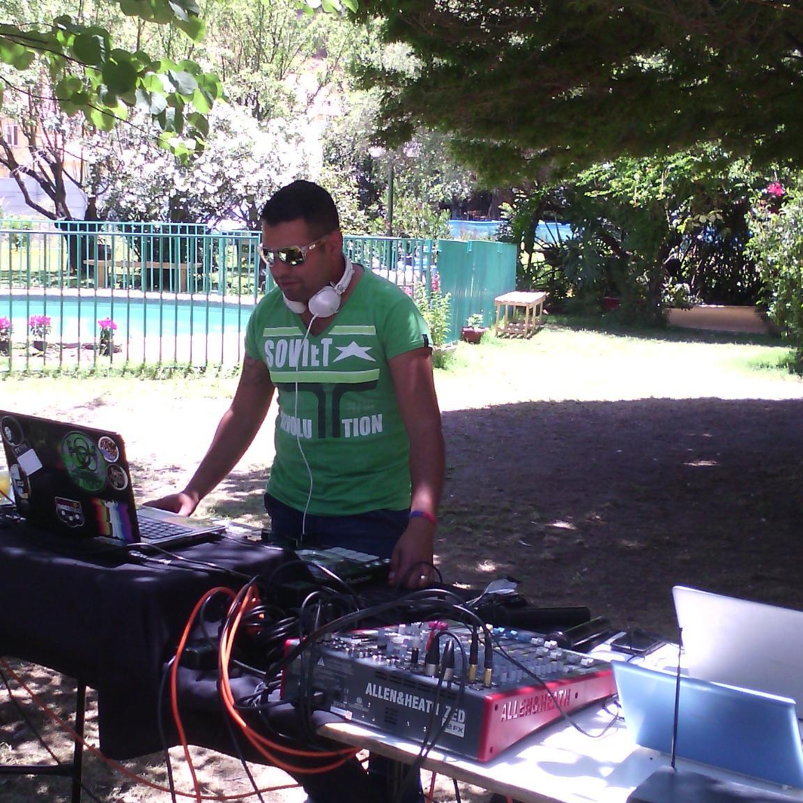 amo a mi mujer, amo a mi hijo y amo la musica... son mi complemento perfecto.. music forever... DJtroner eventos