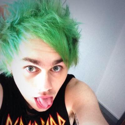 go follow @irishcharmmegs and @mukexrainbows please.!