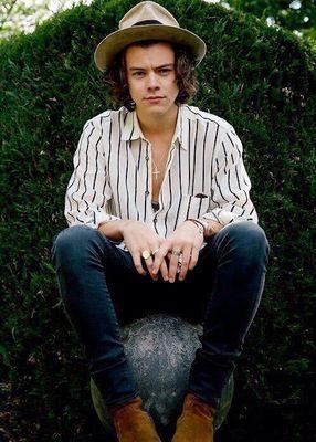 this is a free follow from @cuddlymashton_ so please follow her and Retweet this link https://t.co/dcjf2H61my