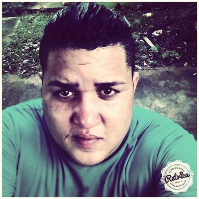 De longe pareço feio e de perto parece que estou de longe.