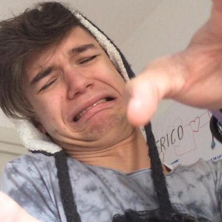I nostri genitori ci hanno insegnato a camminare. I nostri idoli a non cadere @Albericoyes
