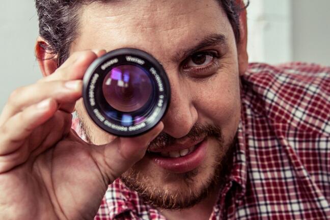 Argentino, bonaerense, tucumano por amor. editor de audio y video, camarógrafo freelance. productor de sueños y por ultimo embrión de fotógrafo.