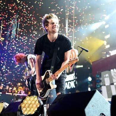 ✨ Follow @mxndesftcalum and tweet her BANANA for a follow back ✨ Also ask for a Luke DM ✨