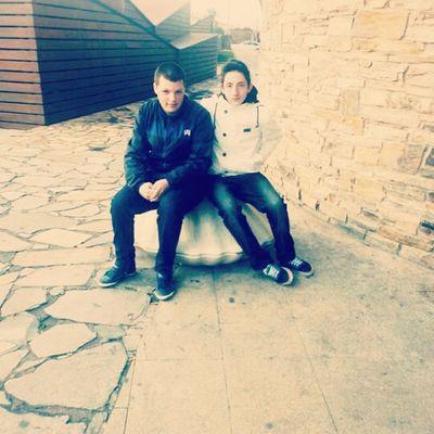 Vivir de noche morir de día,querer a mi madre y odiar a la policía//Soy de salir cuando anochece tía