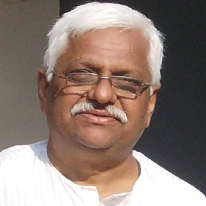 जीवनपुष्प चढा चरणों पर मांगे मातृभूभि से यह वर तेरा वैभव अमर रहे माँ हम दिन चार रहे न रहे राष्ट्र साधना अमर रहे ।
