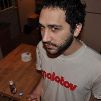 Lead software developer, snowboarder, soccer player y mezclador de idiomas.