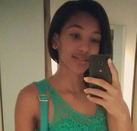 Ela pode ser meio boba, mas é so uma mulher diferente que com coisas simples e verdadeiras, se ganha.