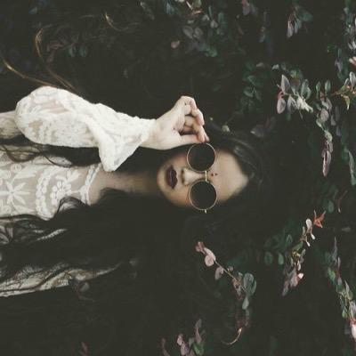 FOLLOW @dailyparadisee & FAV/RT HER TWEETS BECAUSE SHE GAVE YOU THIS FREE FOLLOW