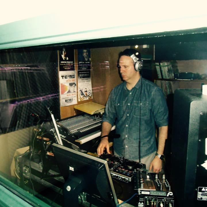 Promoteur, Disc-Jockey, animateur radiophonique, producteur, remixeur.