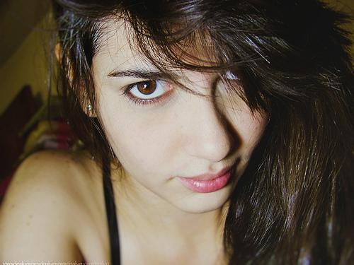 Que morena! Tan hermosa como unb rosa, deaesa piel canela quisiera ser la avispa de tu colmena.