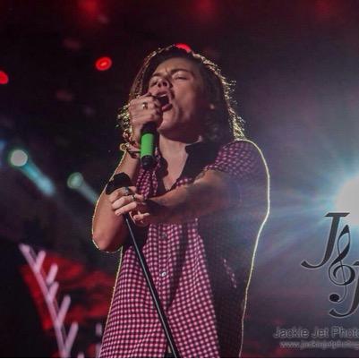 this is a free follow from @alistaastyles please follow her! she will follow back