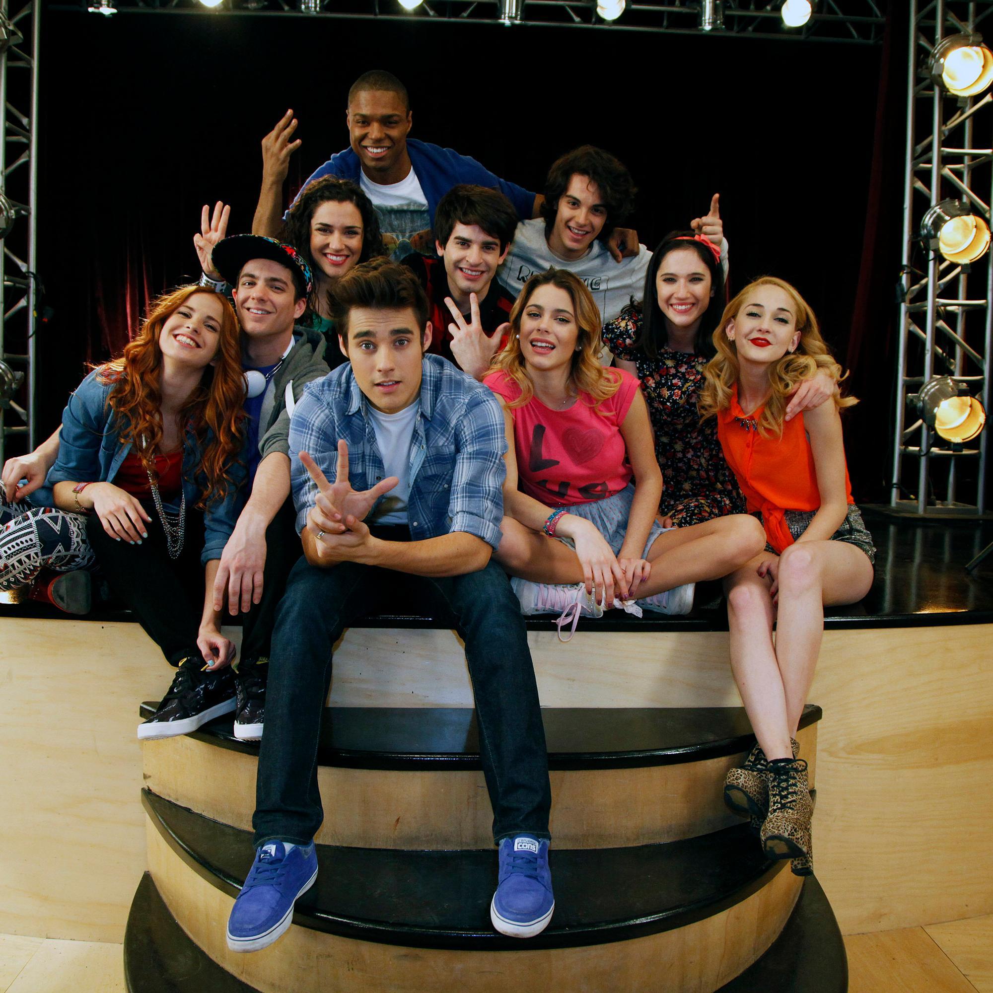 soy V-Lover amo a Martina Stoessel a Jorge Blanco y a todos los de el elenco de violetta