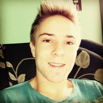 Sou loiro,tenho 17 anos,sou gaúcho...mas atualmente moro em Joinville..