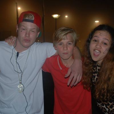 Denassau M3c/ JekaC3/ freerunnen/ gamen/ chillen/ pizza/ muziek/ Hala madrid/ Nac/