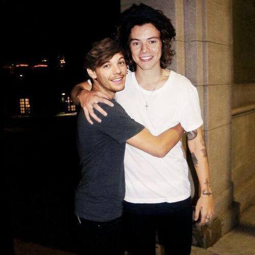 FREE FOLLOW FROM @sue_styles14 and @_Barbara_17:) follow her she follows back :) Retweeting links you send me :) hope ur dreams come true xxx