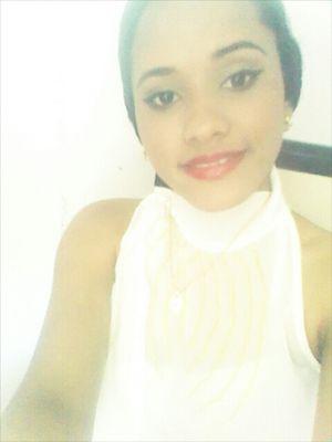 claulequi95's profile picture. Sin mirar atrás, borrando memoria, te propongo hacer historia, desde hoy.