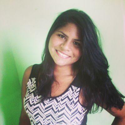 20. Amo la lluvia, el clima frió, leer y el helado de café ♥.♥ Instagram: Ivoo_23. Estudiante de Medicina.