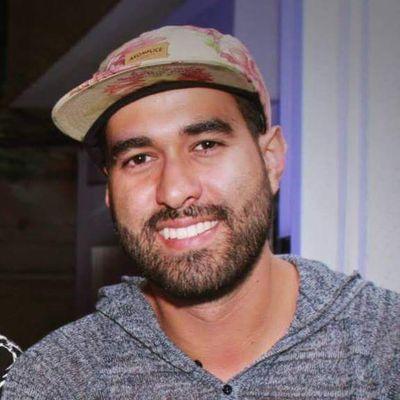 Director creativo Voltta clothing. 
Diseñador de moda.
Emprendedor.