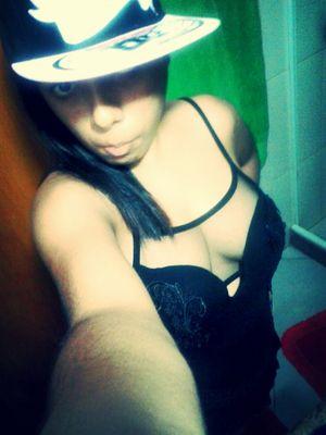 sincera ,meiga ,simpática , #lindaebela #arrasandocomacaradasrecalques :3 :) ;)