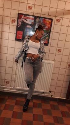 25 years old ! Drake addict, light skin an lovely, a full time mother to beautiful princess!  1.God!!