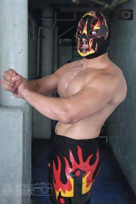 LUCHADOR PROFECIONAL PERTENECIENTE AL CMLL. DEBUT 2003 1.75 90 KGS.