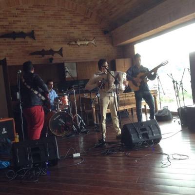 somos un grupo de jovenes que interpetramos musica norteña en colombia y estamos luchando por dar a conocer nuestro gran talento como musicos