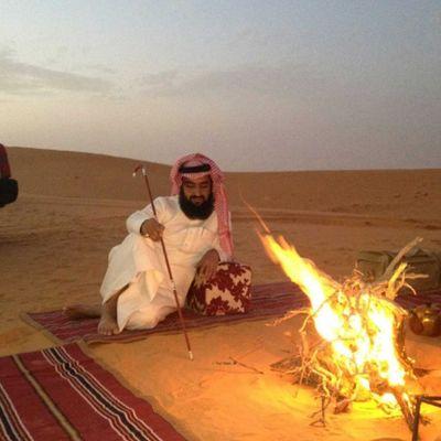 معلم وشاعر محب للقراءة