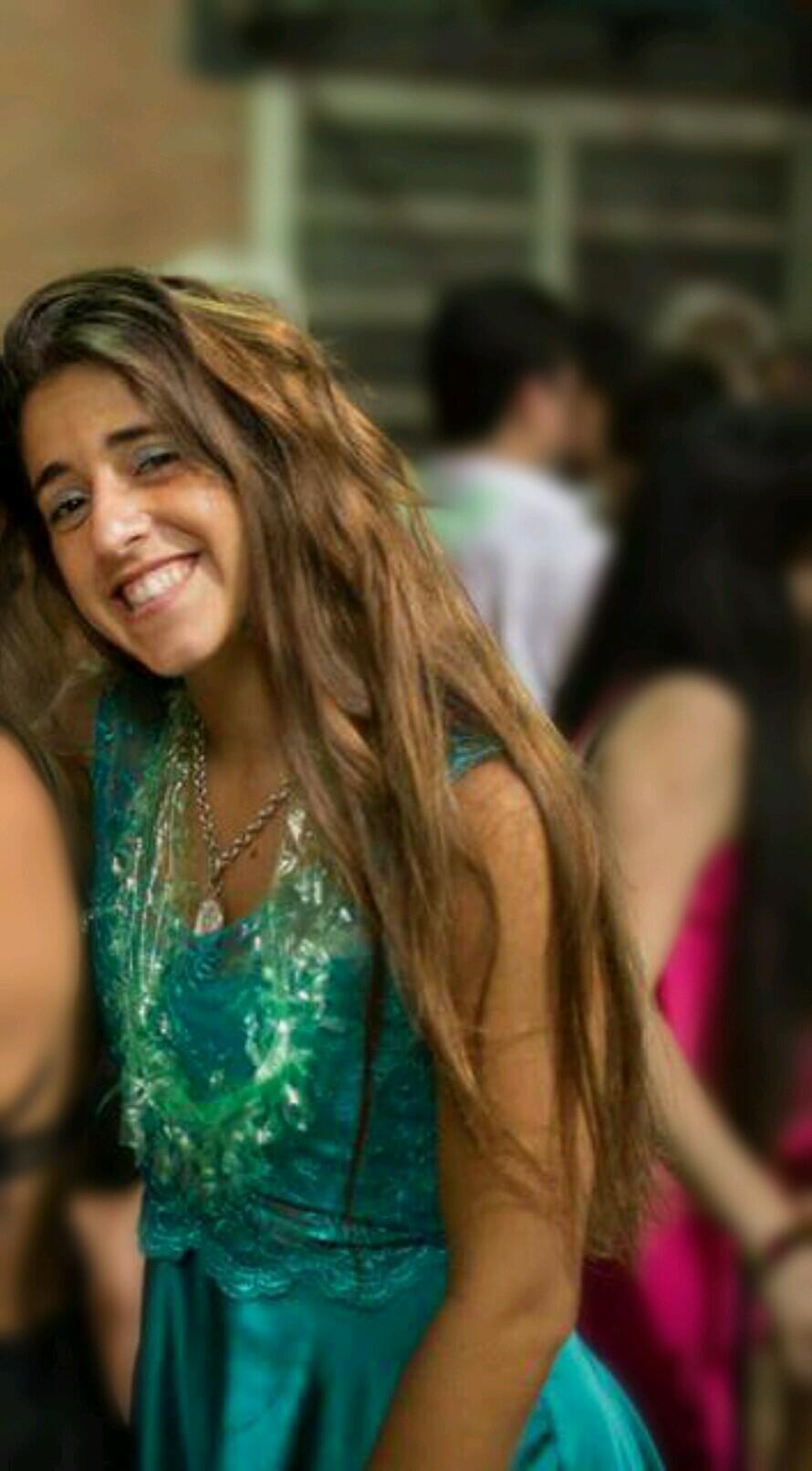 comodamente sentada