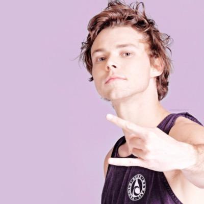 follow @mitchie_elle_ because she just gave you a free follow ☺️