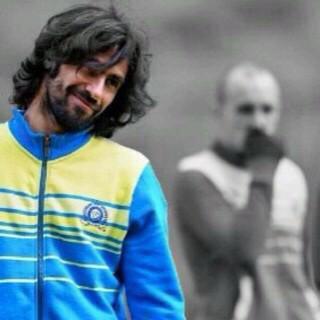 آسمه نآدي آلنصر لكنَ يسمى السعادّه يسمىَ آلحياهَ يسمىَ آلحب يسمى العشق إلىَ آلآبد.