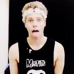 IT'S A FREE FOLLOW FROM @loseclifford ! So can u please rt my link? tks ilysm