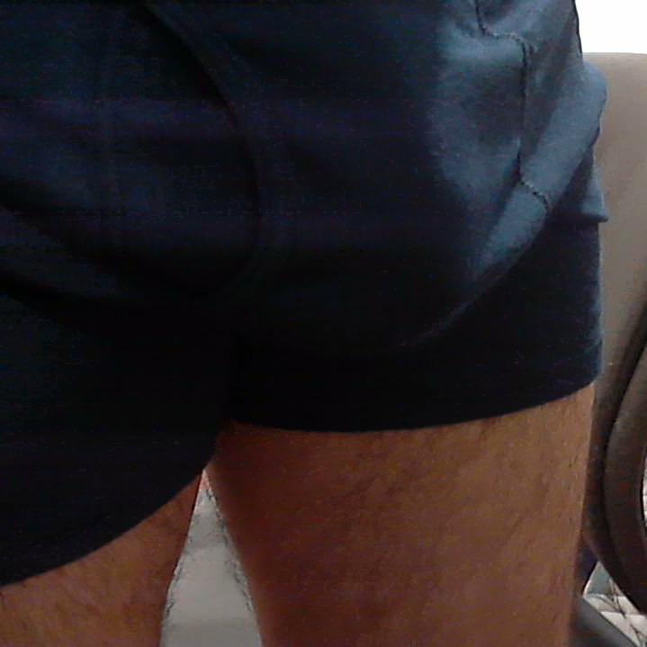 Me gustan las mujeres que no tienen cintura, piernudas, seguras y sin verguenza, quiero partir un cul..