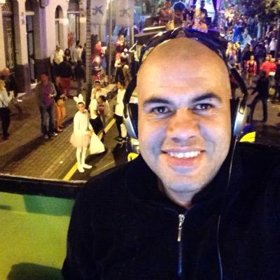 Soy un instrumento de Dios. Si sonries mejor. El sabio no enseña con palabras, sino con actos.