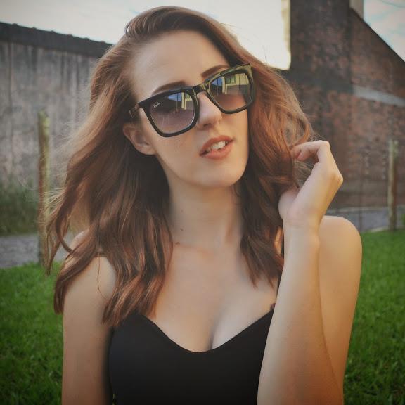 Faith. Love. Strength. Estudante de Moda, aspirante a fotógrafa e blogueira do Não Tão Pop