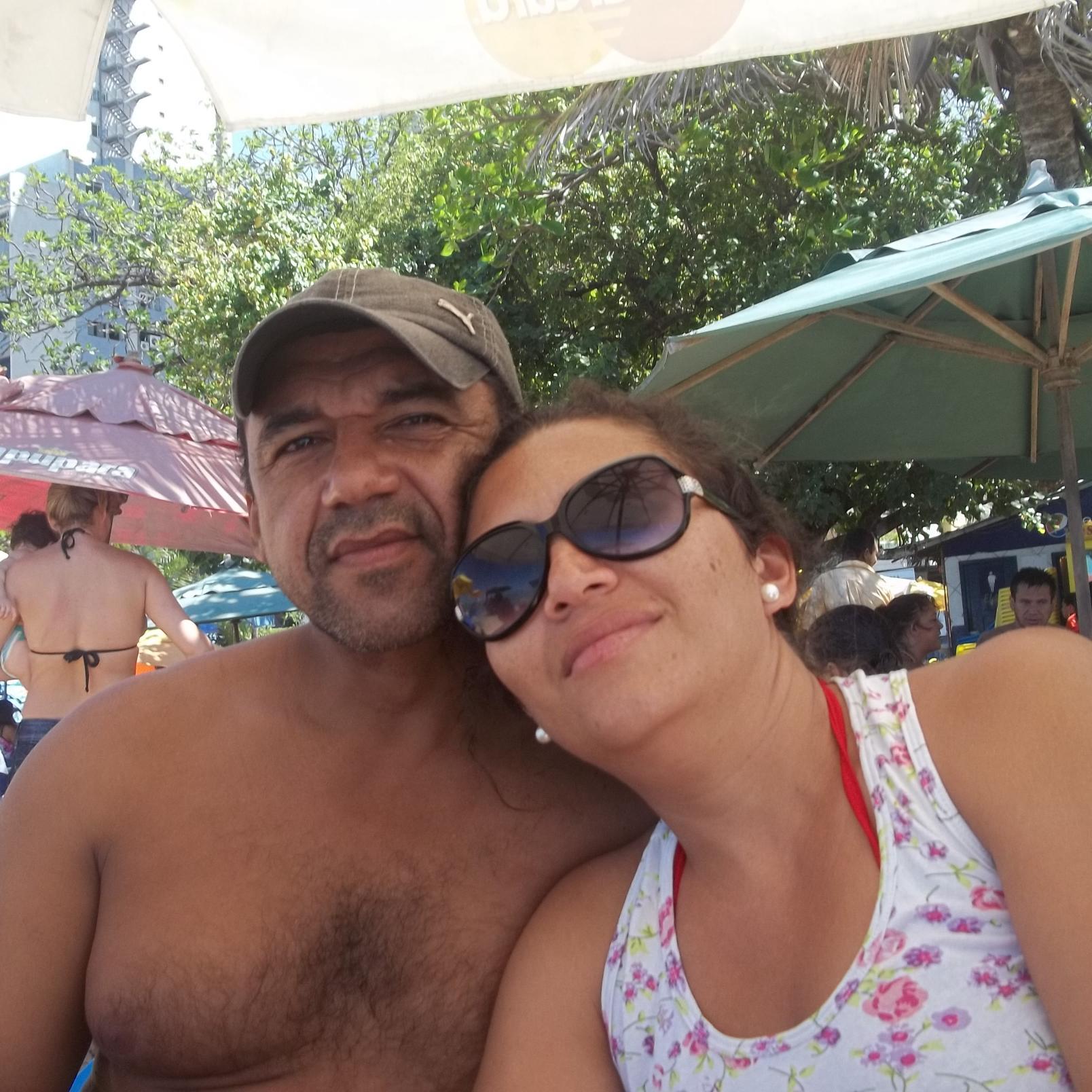 Tenho 1,73, sou moreno. Casado, 02 filhos.