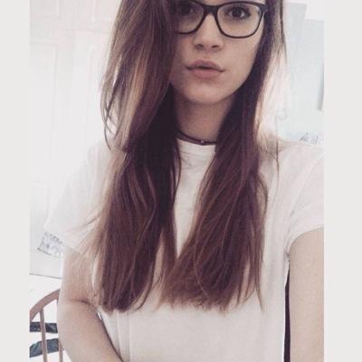I'm just a normal teenage girl who has huge dreams // waiting for that someone special
