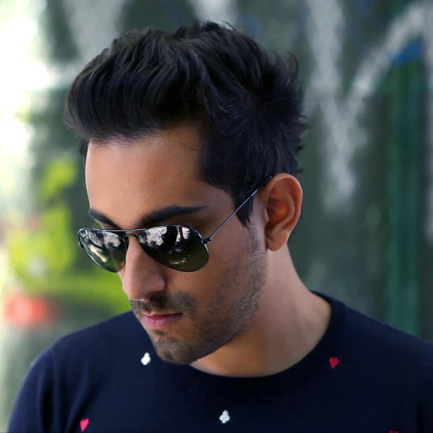 abhi to aaye ho tehro zara chale jana lage gi der zara hal e dil sunane me