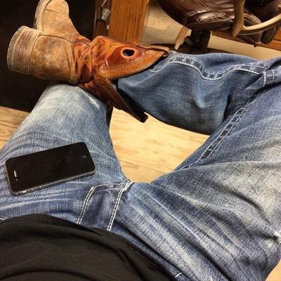 I'm into Men who wear boots | Pipe and Cigar smokers | Bareback | All ages all body types welcome | NSFW 18+ Only No FISH thanks.