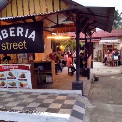 Cafe dengan menu andalan frappuccino dan crepesnya, jangan lupa juga buat nyobain lontong malam serta bu minyeuk nya~