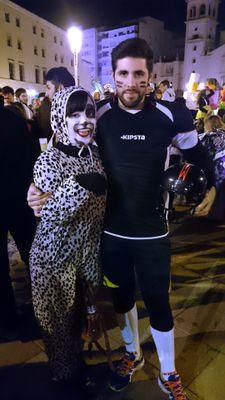 Alegre, enreda, disfruto del mundo y del tiempo, me gusta estar con las personas que quiero, el deporte, las motos y los coches ;)
