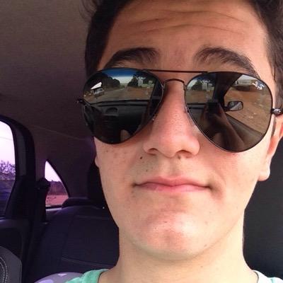 De tudo, ao meu amor serei atento
Antes, e com tal zelo, e sempre, e tanto
Que mesmo em face do maior encanto
Dele se encante mais meu pensamento.