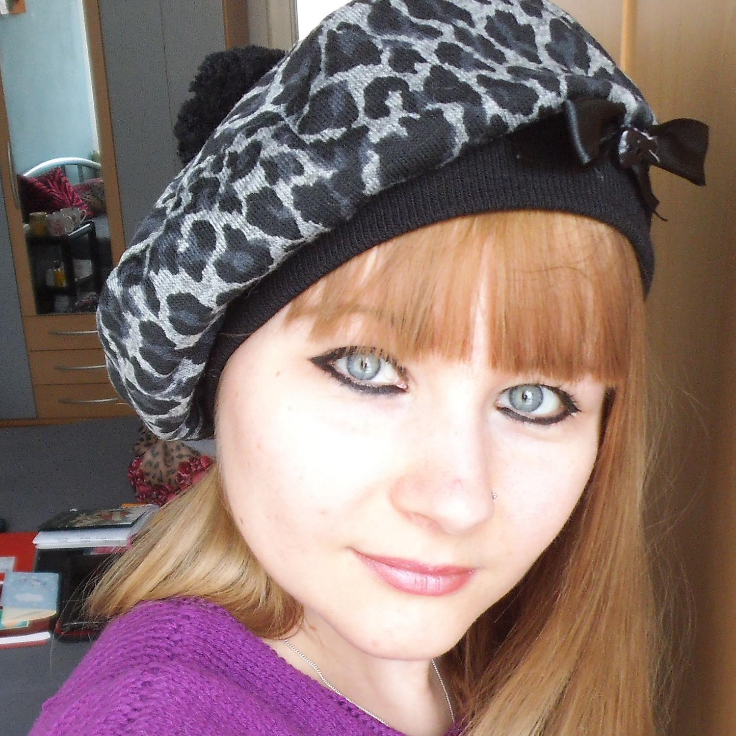 RomyFischerArts's profile picture. Schriftstellerin, Künstlerin, völlig durch den Wind, meine Katzen erlauben es mir, mit ihnen die Wohnung zu teilen.