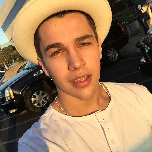 three words to describe myself ........mahomie 4 life...    FOLLOWED BY AUSTIN^^                                    15.08.2013....THE BEST DAY EVER...