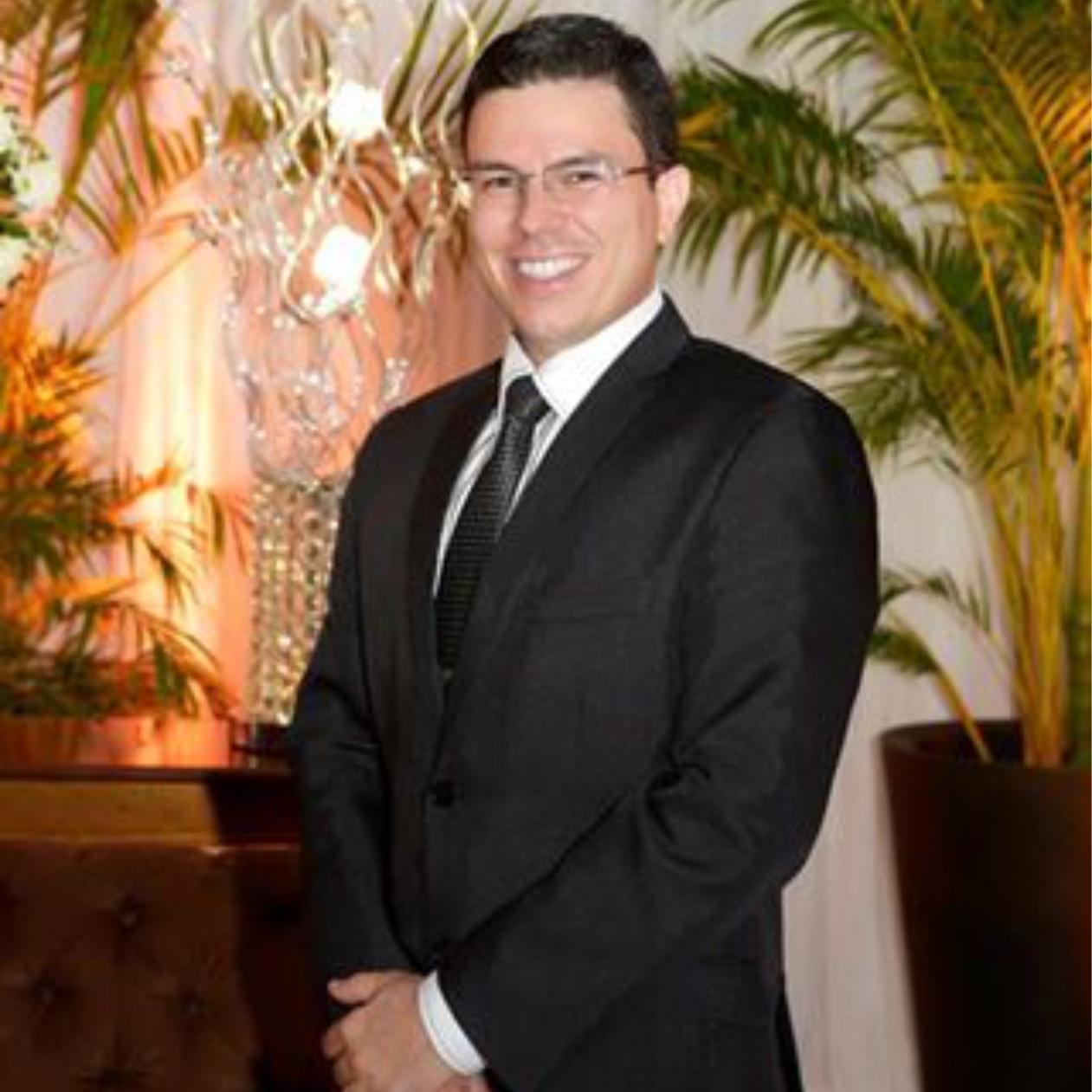 Sou Paulo Capistrano, natalense com 30 anos e apaixonado por minha cidade. Sou turismólogo e atuo na área de eventos, precisamente como cerimonialista.
