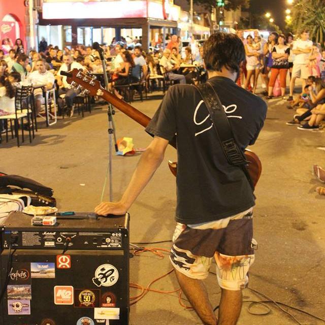 Músico. Guitarrista en Andadas (Rumba española) y en Los Sonámbulos/Inconscientes (Rock N'Roll). Bajista en Jere Sosa y los Space Youngers. Hincha de River