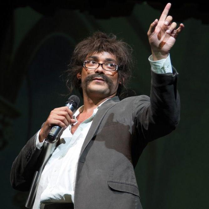 Pastor exorcista, personagem interpretado por Eduardo Sterblitch.   Saiii Demónio.