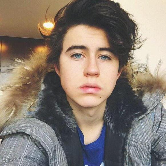 hiii guys, follow @screamedgrier ! (or i unfollow) Thankss :)