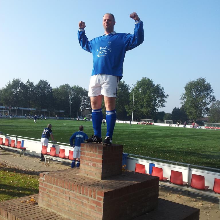 Getrouwd en vader van Lotte en Thijmen, Voetbal liefhebber, Ajax kampioen!